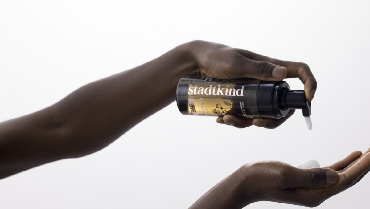 Hand träufelt Stadtkind Pflegeöl auf eine geöffnete Handfläche