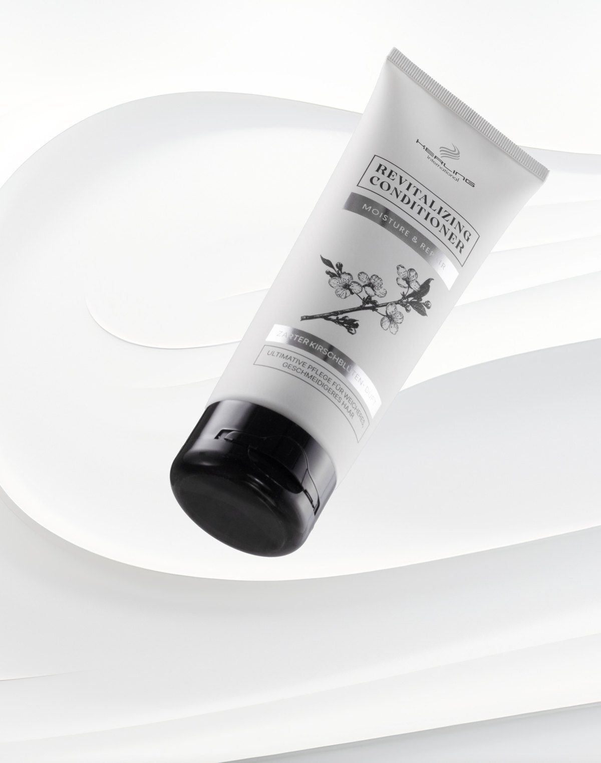 Helle Revitalizing Conditioner Tube liegt auf einer welligen weißen Skulpturenfläche