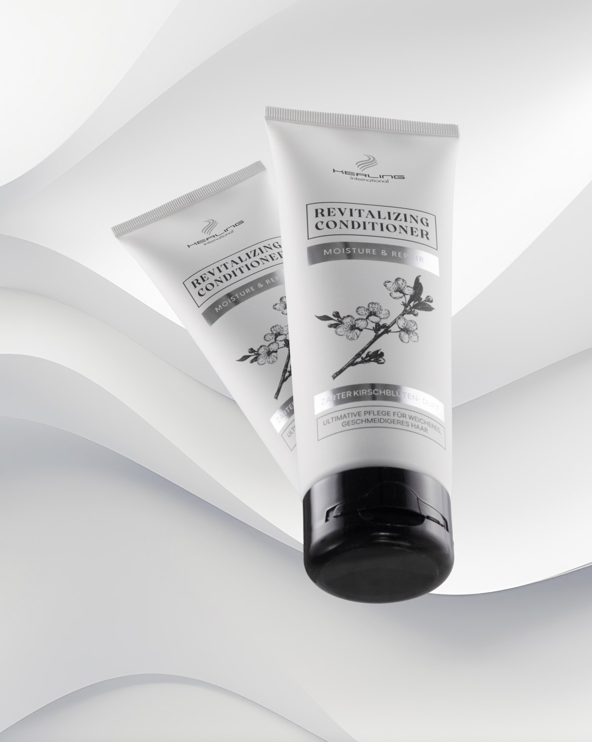 Zwei helle Revitalizing Conditioner Tuben überlappen sich vor einer welligen weißen Skulpturenfläche