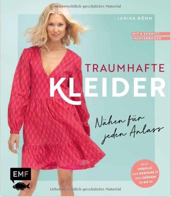 Model in pink gemustertem Kleid in einem Buchcover-Layout vor türkisfarbenem Hintergrund