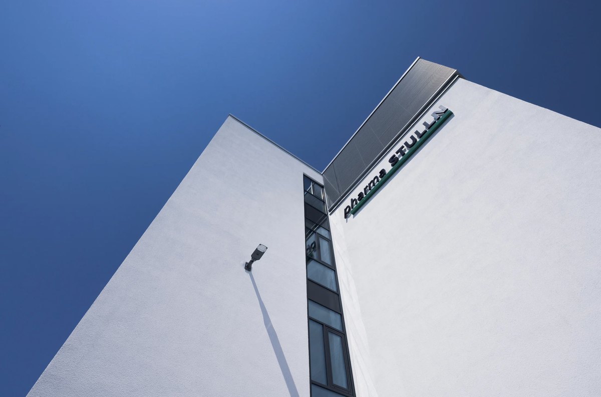 Weiße Gebäudekante aus der Froschperspektive vor tiefblauem Himmel