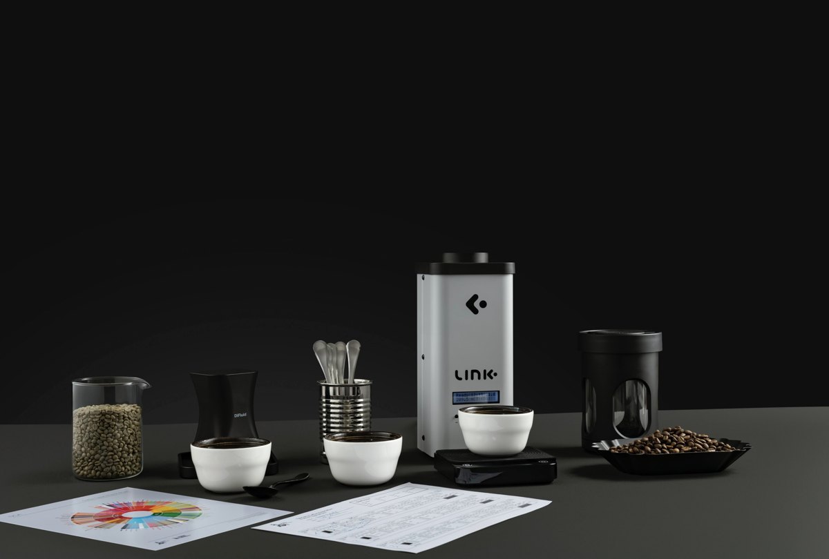 Cupping-Stillleben mit grünen und gerösteten Kaffeebohnen, Tassen und Aromascheibe auf dunklem Tisch