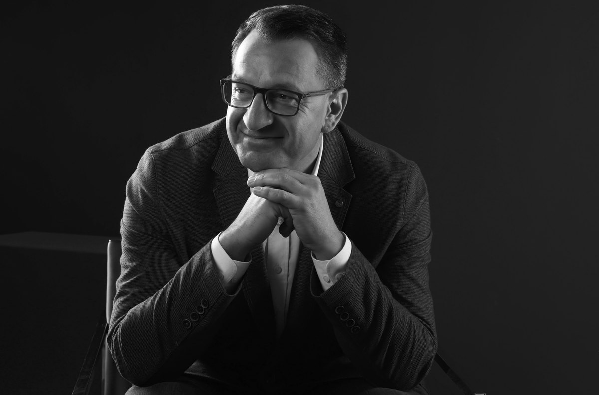 Schwarzweisses Portrait eines Mannes mit Brille, Kinn aufgestützt