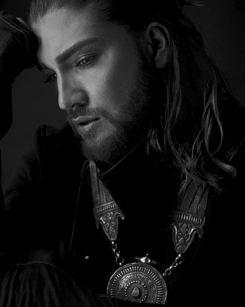 Portrait eines Mannes mit Dreadlocks und Silberschmuck