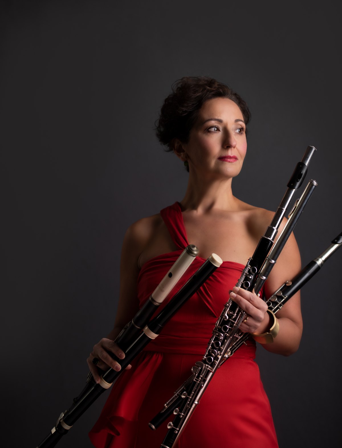 Portrait einer Musikerin im roten Kleid mit Fagott