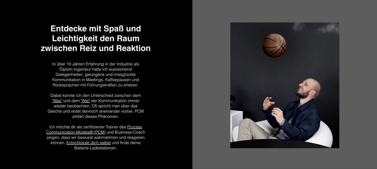 Webseiten-Layout mit Portrait eines lachenden Mannes im Sessel und schwebendem Basketball
