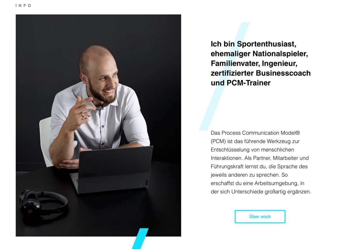 Webseiten-Layout mit Portrait eines lachenden Mannes im weißen Hemd am Laptop