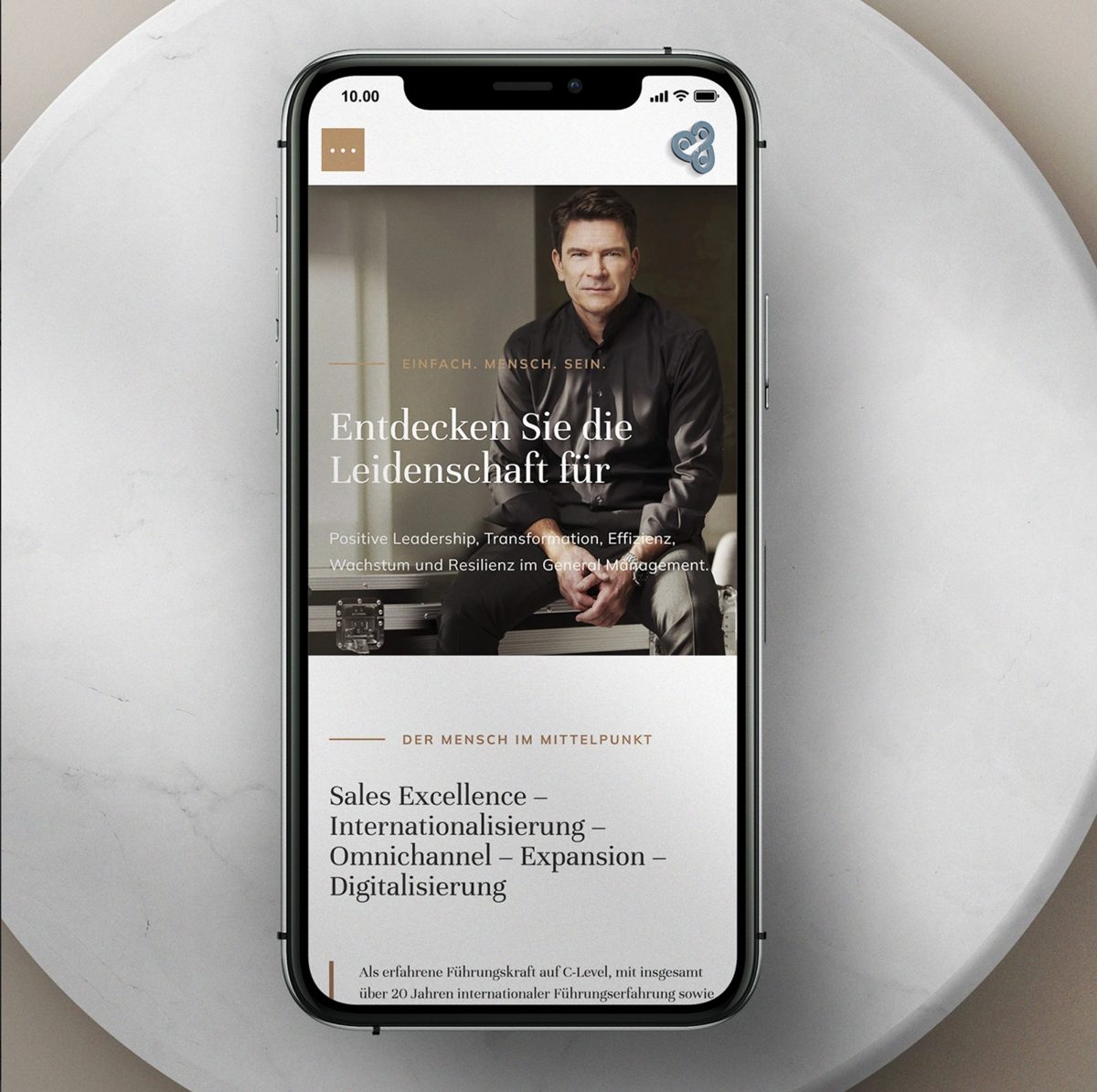 Smartphone-Mockup mit mobiler Website und großformatigem Businessportrait