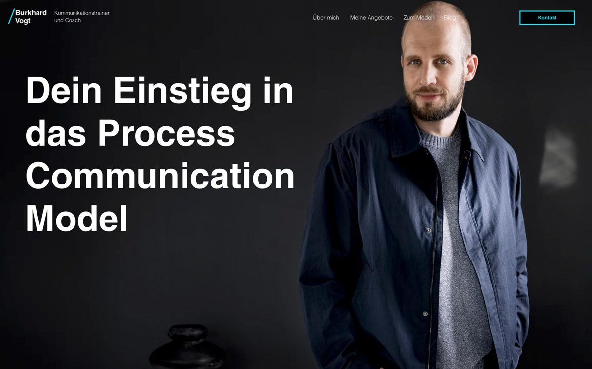 Webseiten-Header mit Portrait eines Mannes in dunkelblauer Jacke vor dunkler Wand