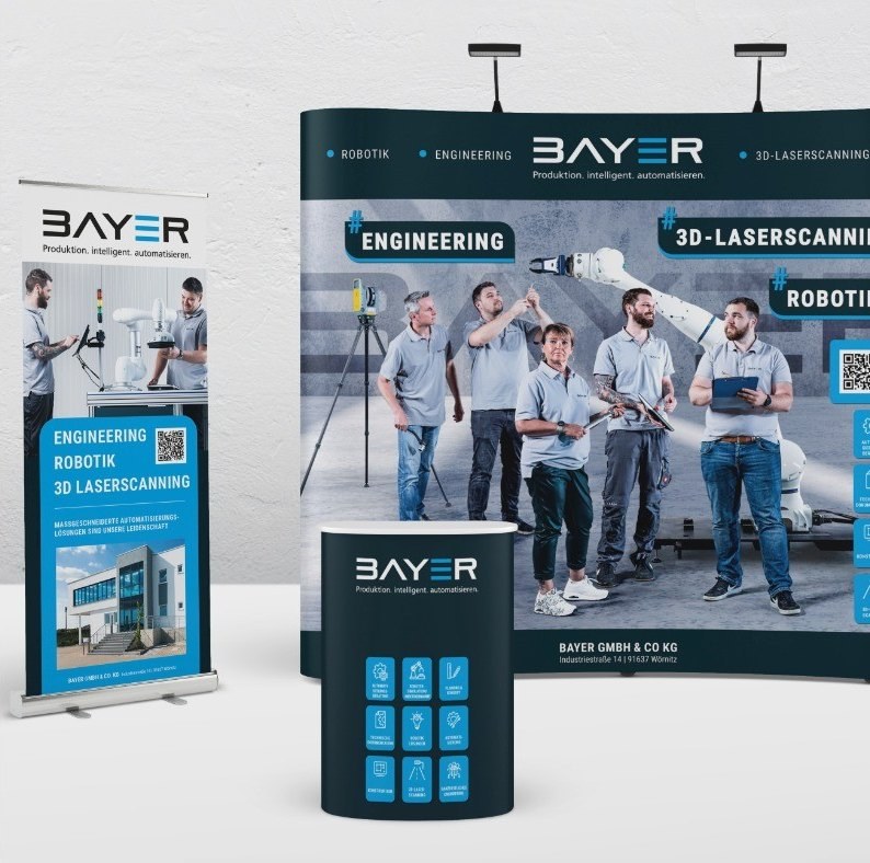 Messestand-Set mit Roll-ups und Messewand im blauen Corporate Design freigestellt