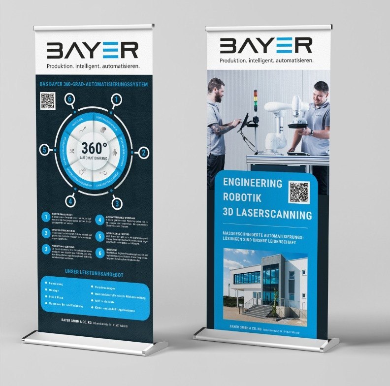 Zwei Roll-up-Displays im blauen Corporate Design nebeneinander freigestellt