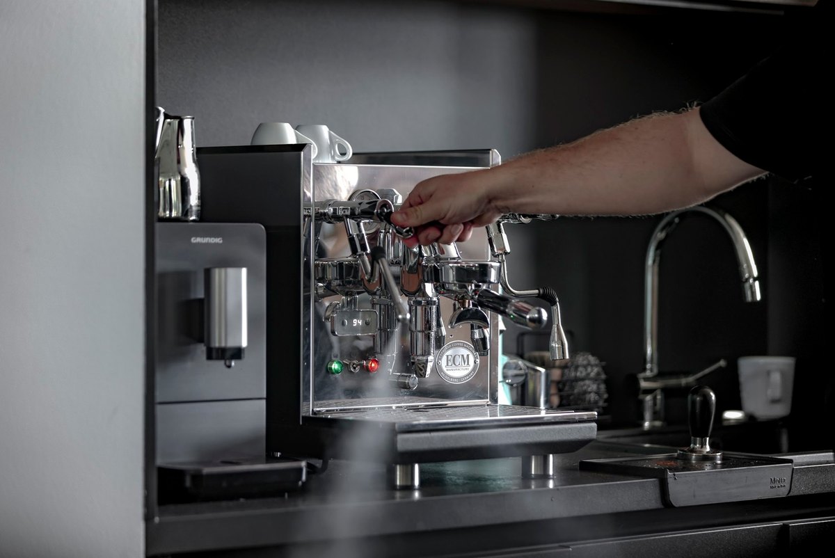 Hand bedient professionelle Espressomaschine mit aufsteigendem Dampf