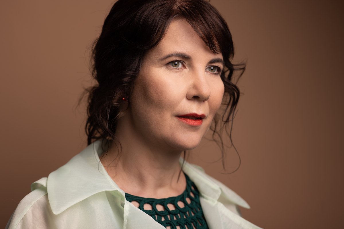 Portrait einer Frau mit kurzem Haar im warmen Studiolicht
