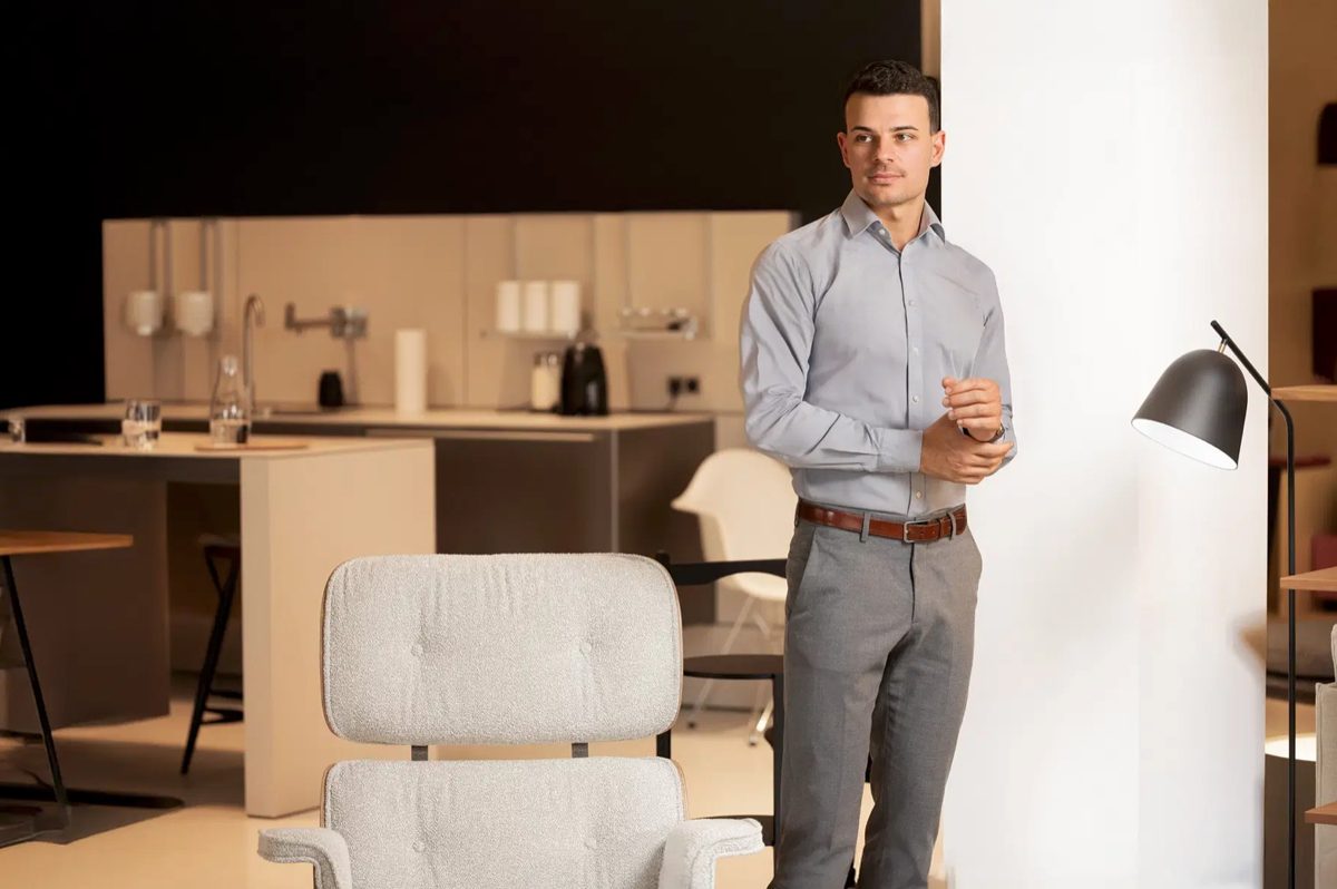 Businessportrait eines jungen Mannes im hellblauen Hemd in einem modernen Showroom