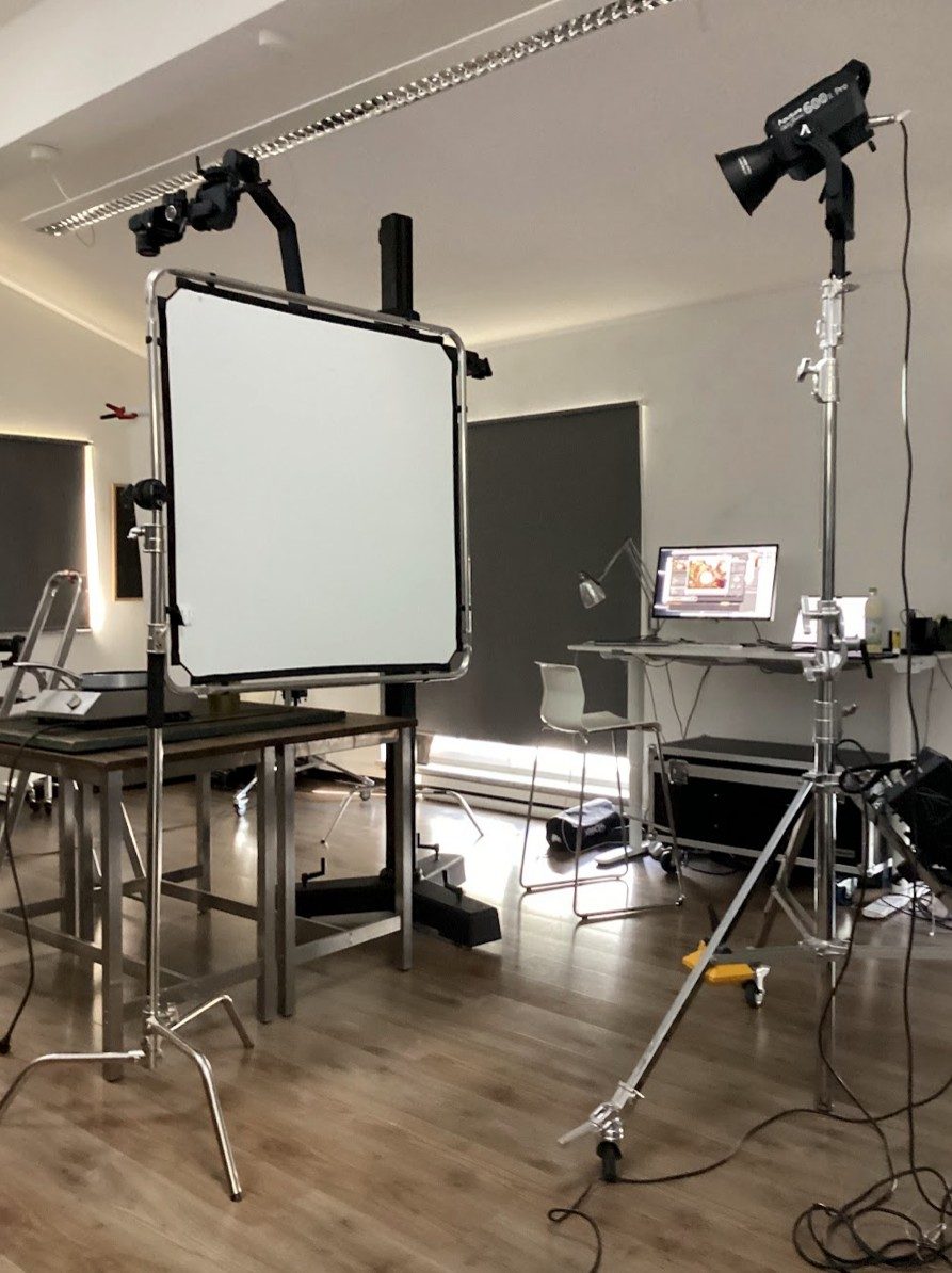 Aufnahmetisch mit großem Diffusorrahmen und Laptop-Arbeitsplatz im Fotostudio