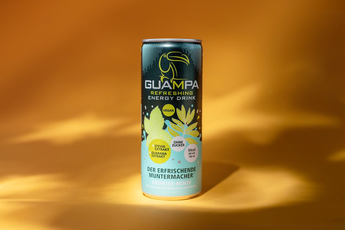 Energydrink-Dose mit grafischem Schatten vor gelbem Hintergrund