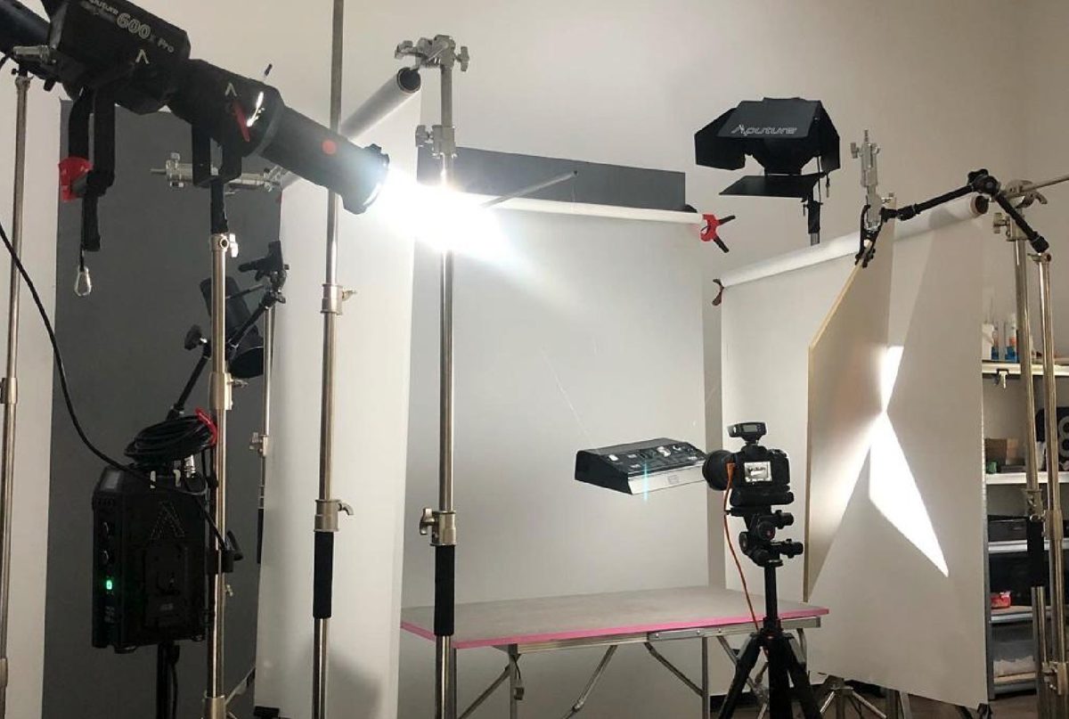 Lichtaufbau mit Stativen, Softboxen und Kamera für eine Produktaufnahme im Studio
