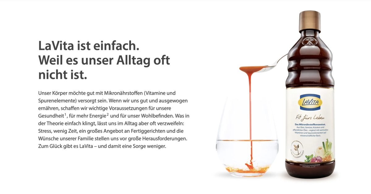 Layoutansicht mit Textblock links und LaVita Flasche neben Glas und Löffel rechts