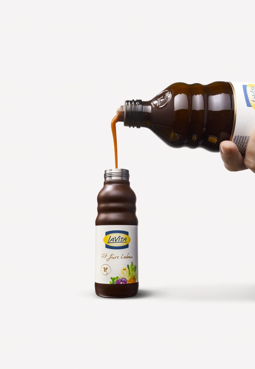 Umfüllen von dunklem Konzentrat aus einer LaVita Flasche in eine kleinere Flasche