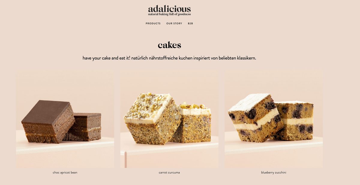Webseiten-Layout adalicious mit drei Kuchenstücken vor altrosa Hintergrund
