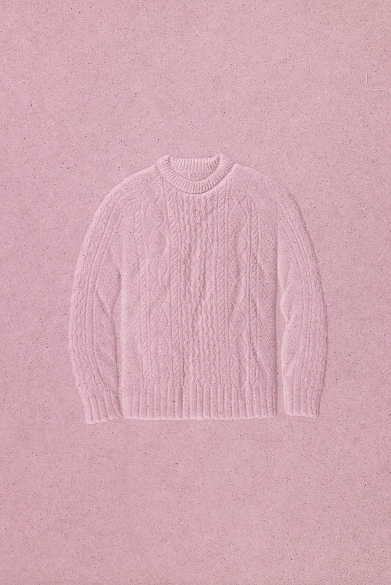 Blindgeprägtes Pullover-Motiv auf zartrosa Papier