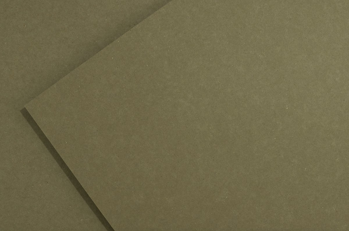 Olivgrünes Papier mit feiner diagonaler Kante über zweitem Bogen